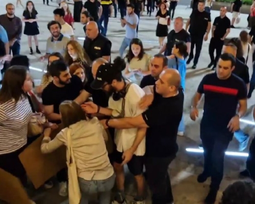 Полиция задержала активистов у здания Парламента из-за протестных баннеров