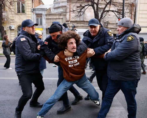 21-летнему протестующему семь лет тюрьмы за нападение на полицейских