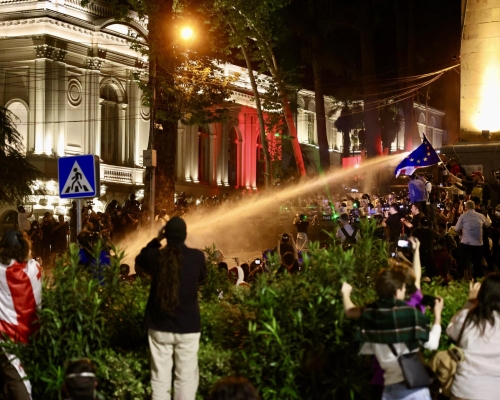 Фотоистория | Разгон полицией мирных протестующих против закона об иноагентах (30 апреля – 1 мая)