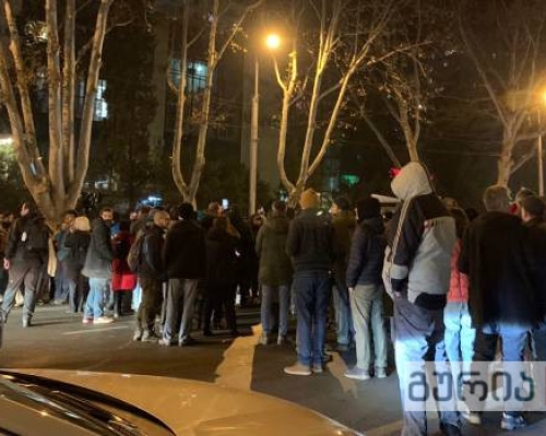 აქციის მონაწილეებმა საზოგადოებრივი მაუწყებლის წინ გზა გადაკეტეს