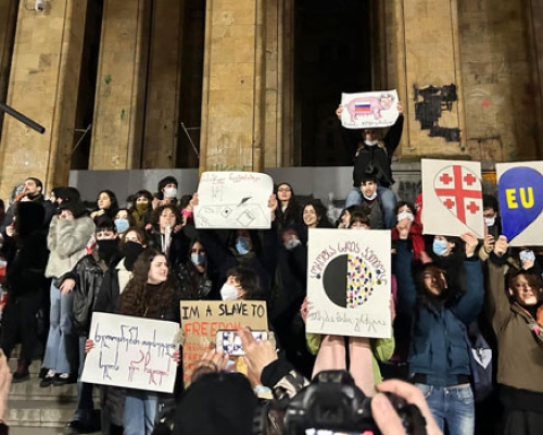 პროტესტის მეექვსე დღე – პარლამენტთან ხალხი შეკრებას იწყებს