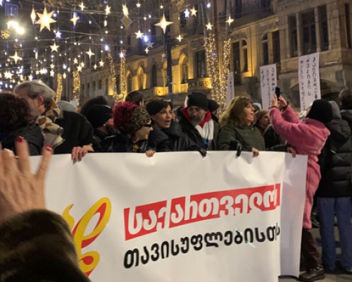 “საქართველოს თავისუფლებისთვის” _ ჩცდ-ს მარში რესპუბლიკის მოედნიდან პარლამენტთან აქციას შეუერთდა