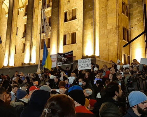 აქციის მონაწილეები პარლამენტს ალყაში აქცევენ