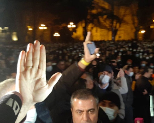 “რატომ არ მიცავ?”- სახალხო დამცველს დაუპირისპირდნენ