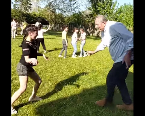 ოზურგეთის ფოლკლორის ცენტრის დირექტორი პატარებთან ცეკვავს