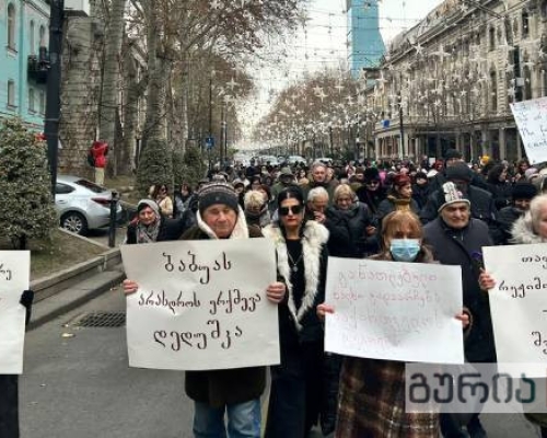 პარლამენტისკენ მარშით მიემართებიან ბებია- ბაბუები