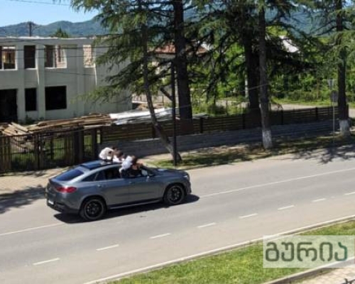 ჩოხატაურში სკოლადამთავრებულები მსვლელობას აწყობენ