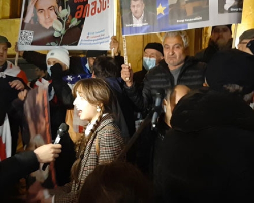 სიტყვიერი დაპირისპირება აქციის მონაწილეებს შორის რუსთაველზე