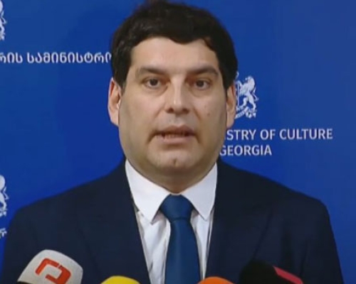 დავითულიანის თქმით, თეატრალურის რექტორმა სტუდენტებს შეჩერებული სტატუსი აღუდგინა