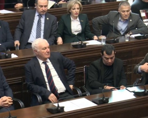 “სამშობლოს ღალატს წიგნი არ სჭირდება” – ყაველაშვილი დეკანოიძეს