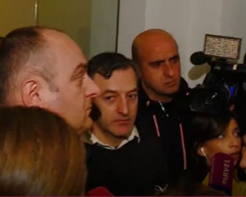“ანრი ოხანაშვილს მინდა მივმართო, რამ შეგაშინა” – ოპოზიციონერ დეპუტატებს სხდომაზე არ უშვებენ