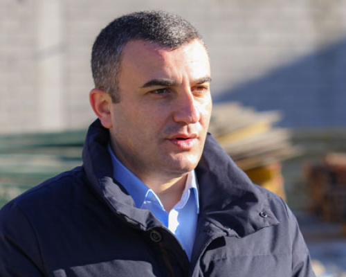 მიწისძვრის შედეგად საცხოვრებელი სახლის კედელი ჩამოინგრა