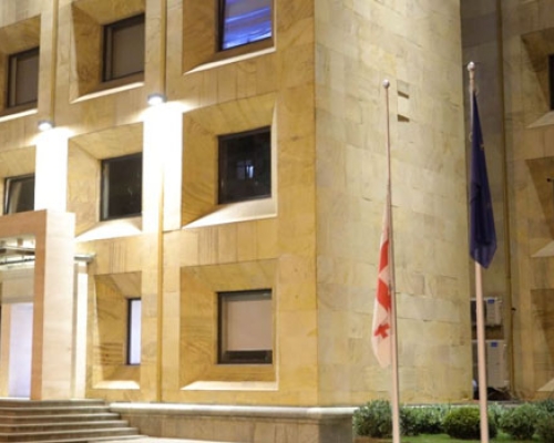უკრაინის და საქართველოს დროშები ქუჩაზე, სადაც ბახვა ჩიქობავა ცხოვრობდა