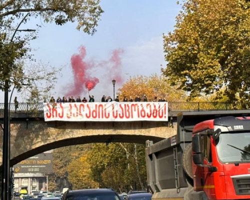 „არა კალაძის საცობებს!“ – ენმ-მ მშრალ ხიდზე ბანერი გადმოფინა