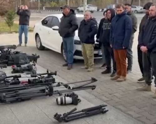 გორში მედიის წარმომადგენლებმა პროტესტის ნიშნად პოლიციის შენობასთან სამუშაო აპარატურა დაალაგეს