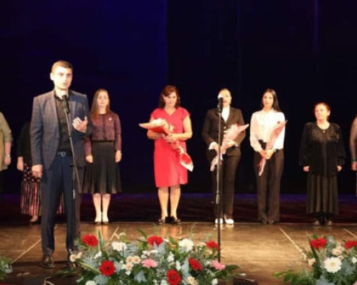 ოზურგეთის სახელმწიფო დრამატულ თეატრში მასწავლებლის პროფესიული დღისადმი მიძღვნილი ღონისძიება გაიმართა