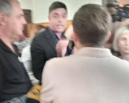 „რუბლების“ ცვენა ოზურგეთის  საკრებულოს სხდომაზე: „ მაგით პუტინთან გაფრინდით“
