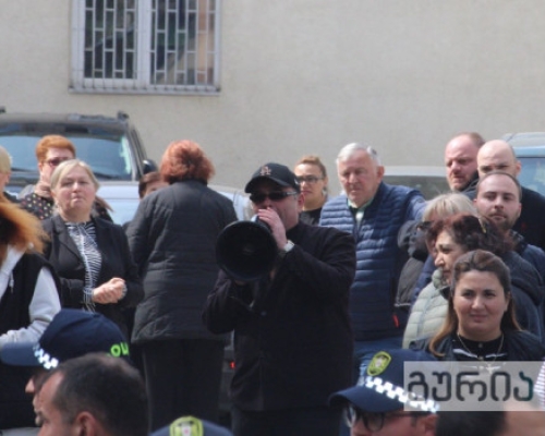 პროფკავშირების სასახლესთან ჭიათურელი მაღაროელები აქციას მართავენ