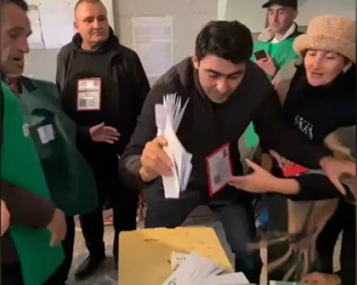 მარნეულში დაიხურა 69-ე საარჩევნო უბანი, სადაც გავრცელებული ინფორმაციით ბიულეტენების ჩაყრა დაფიქსირდა