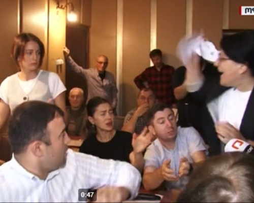 ხმაური და დაპირისპირება ოზურგეთის საკრებულოს სხდომაზე