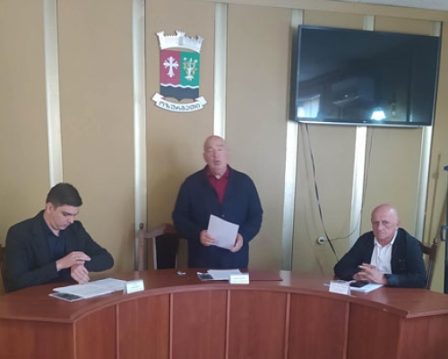 მორიგი ჩხუბი საკრებულოს სხდომაზე, რომლის მიზეზად ოპოზიცია, ამჯერად  თავმჯდომარის გამოსვლას მიიჩნევს