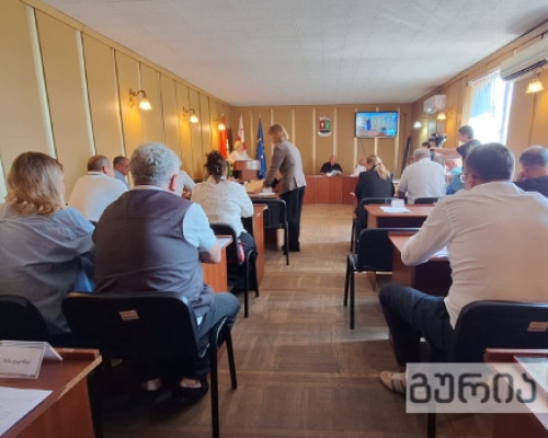 ოზურგეთის მერიამ ქობულეთის მერიას  ნაგავშემკრები მანქანა ათხოვა