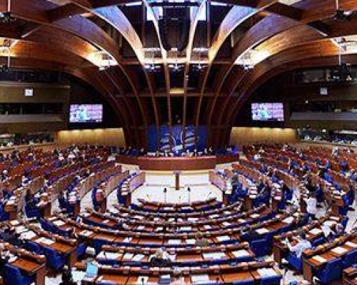 PACE-ს დამკვირვებლების მანქანას საარჩევნო უბანთან საბურავი გაუხვრიტეს და მანქანა დააჯახეს – ანგარიში