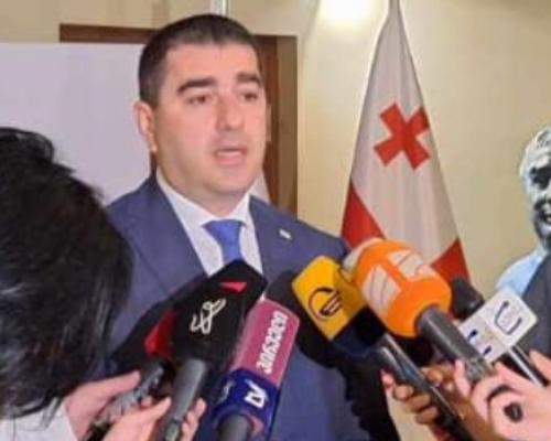 შალვა პაპუაშვილი: “უცხოელი არამკითხე მოამბეების გაკერპების მცდელობა მიდის, რაც სამარცხვინო სანახაობაა”