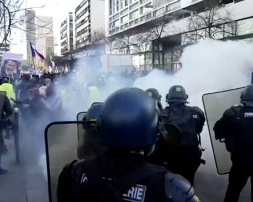 პოლიციამ პარიზში დემონსტრანტების წინააღმდეგ ცრემლსადენი გაზი გამოიყენა