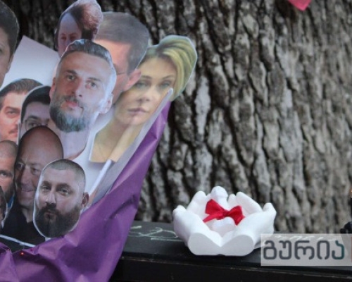 გაფიცულმა სტუდენტებმა ბიძინა ივანიშვილს დაბადების დღე პერფორმანსით მიულოცეს
