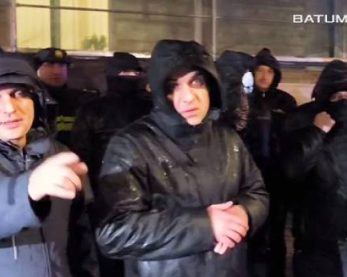 პოლიცია ბათუმში მოქალაქეებს აქციის გამართვის საშუალებას არ აძლევს, ხელს უშლის ჟურნალისტებსაც