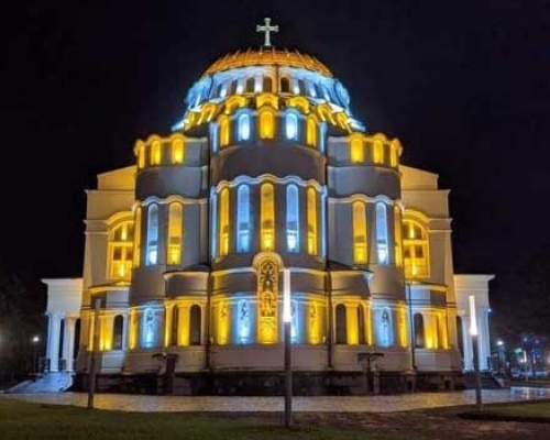 ფოთის საკათედრო ტაძარი უკრაინის დროშის ფერებში
