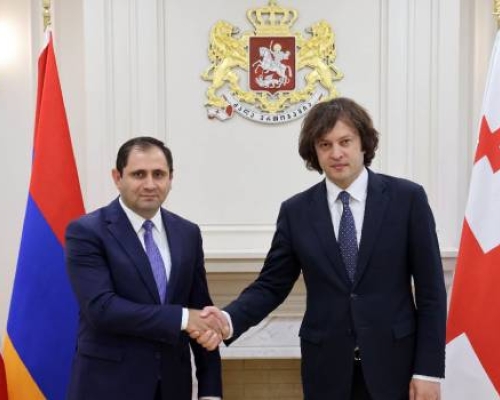პრემიერ-მინისტრი  სომხეთის თავდაცვის მინისტრს შეხვდა