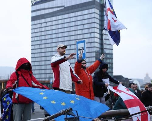 Шесть профсоюзов начинают коллективные споры против государственных репрессий