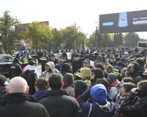 ცესკოსთან მიმდინარე აქციის მონაწილეებმა აღმაშენებლის ხეივანი გადაკეტეს