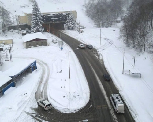 რიკოთზე ჩამოსულმა მიწის შვავმა მოძრაობის შეზღუდვა გამოიწვია