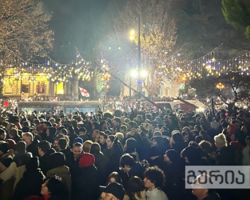 პრეზიდენტის გამოსვლისთვის სცენა მზადაა