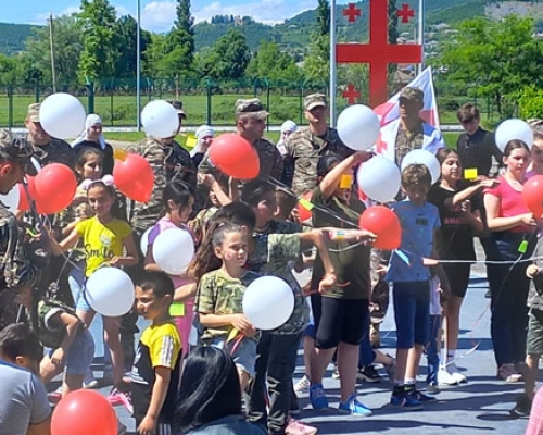 დაღუპული ჯარისკაცების ხსოვნისადმი მიძღვნილი ბუშტები – ემოციური კადრები სენაკის ბაზიდან