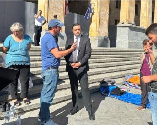 სახალხო დამცველი პარლამენტთან შეკრებილ შუქრუთის მაცხოვრებლებს შეხვდა