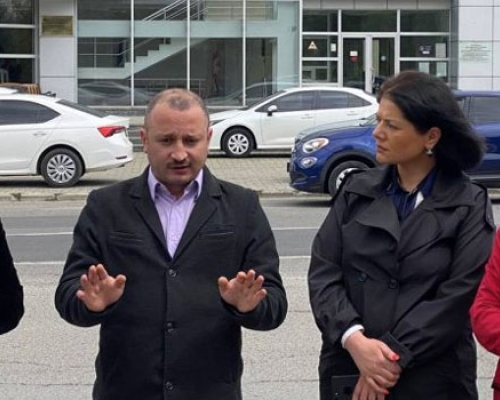 “ჩამტენეს ავტომობილში და მირტყამდნენ მუშტებს” – პოლიტიკოსი პოლიციელებს ძალადობაში ადანაშაულებს