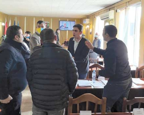 საკრებულოს მორიგი სხდომა ტრადიციად ქცეული ჩხუბითა და  ურთიერთშეურაცხყოფით