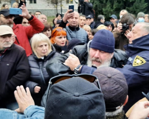 საქალაქო სასამართლოში მიხეილ სააკაშვილის მხარდამჭერ აქციაზე ხმაურია
