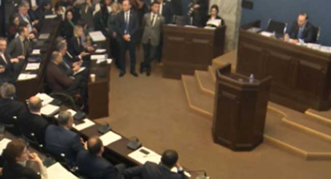 კომიტეტის სხდომა, სადაც „უცხოური გავლენის გამჭვირვალობის შესახებ“ კანონპროექტი განიხილება, ხმაურით დაიწყო