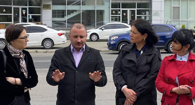 “ჩამტენეს ავტომობილში და მირტყამდნენ მუშტებს” – პოლიტიკოსი პოლიციელებს ძალადობაში ადანაშაულებს