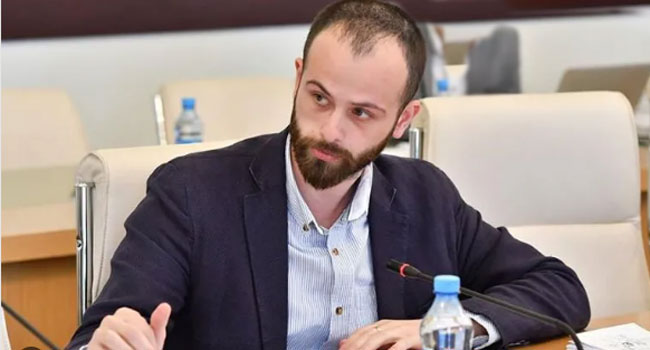 ვახუშტი მენაბდე – ხელისუფლება ცდილობს მუქარით ოპოზიცია დაითანხმოს პარლამენტში შესვლაზე
