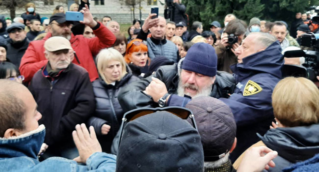 საქალაქო სასამართლოში მიხეილ სააკაშვილის მხარდამჭერ აქციაზე ხმაურია