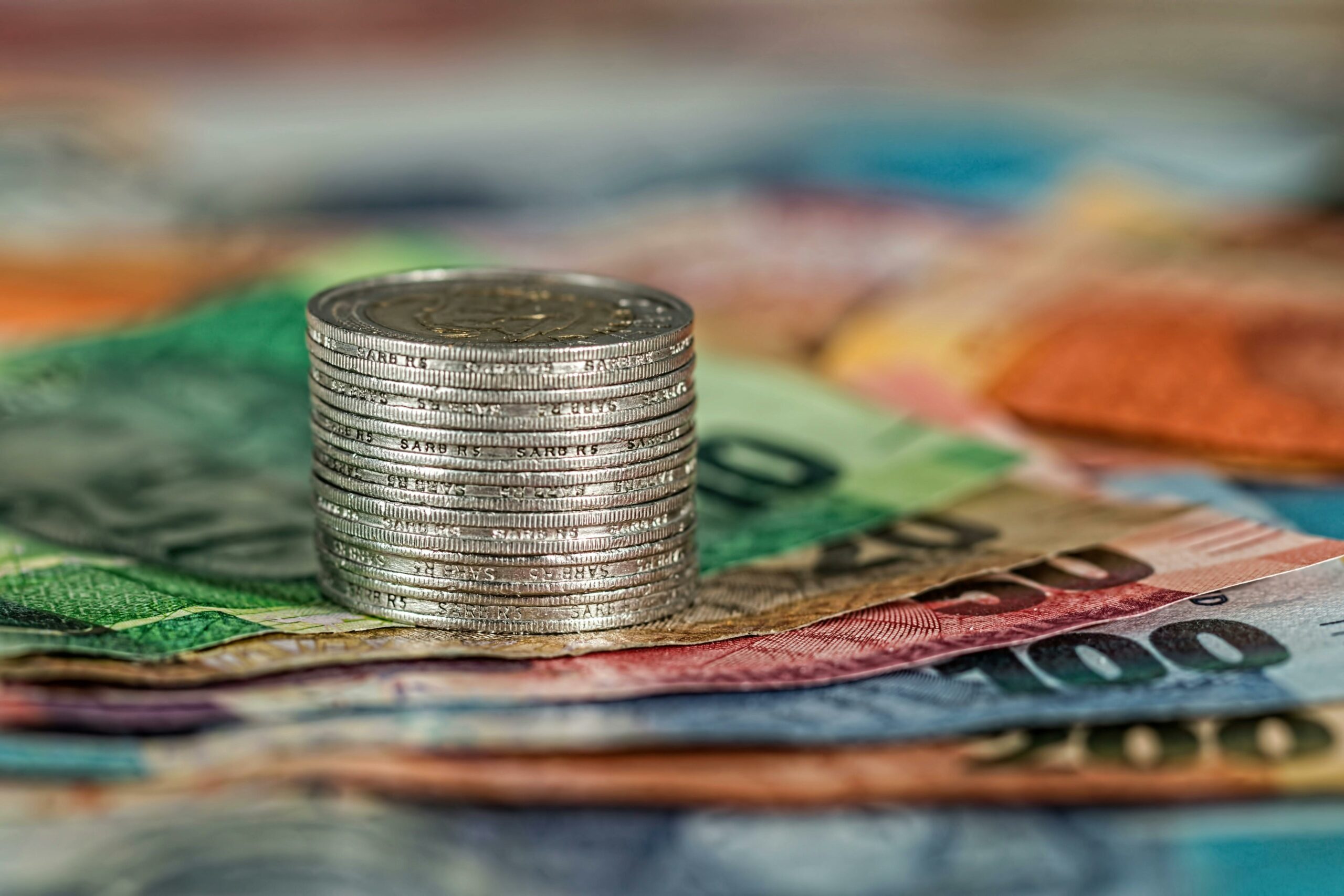 Survey: Economists Predict Sharp Slowdown in 2025 Growth Amid Political Instability